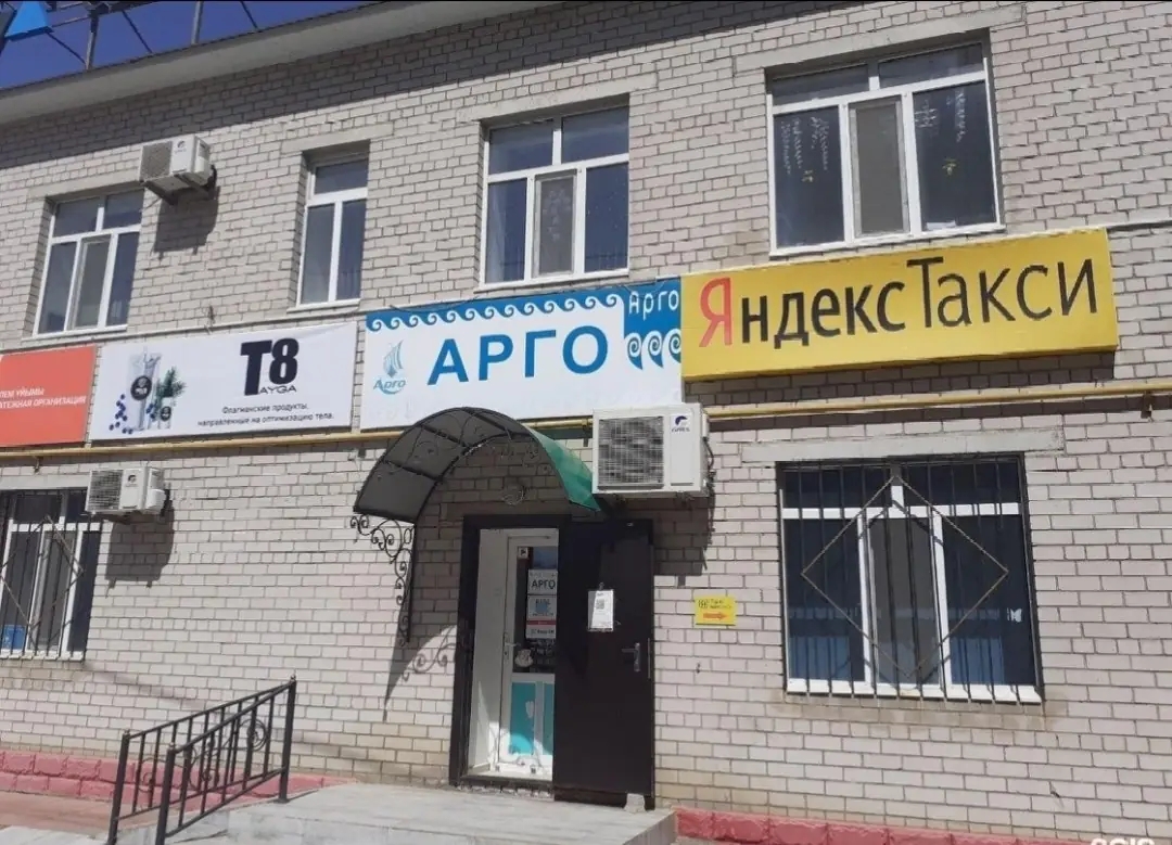 вывеска Яндекс Такси на офисе таксопарка в Актобе